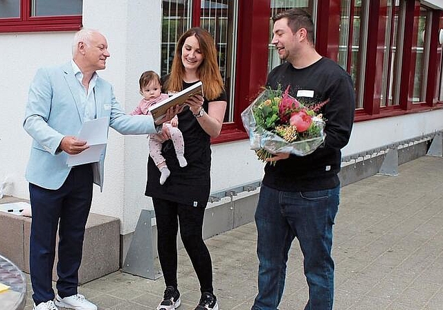 3000. Einwohnerin: Gemeindeammann Meinrad Baur gratuliert Sophia Weber und überreicht den Eltern Urkunde und Blumen. Foto: Alexander Studer