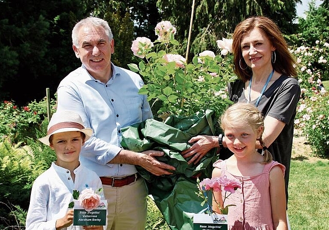 Eine Rose fürs Freilichttheater: Die Taufpaten Alex Hürzeler und Sina mit den Rosenkindern Nils und Lisa und der Rose «Vogellisi». Foto: Julia Sahli