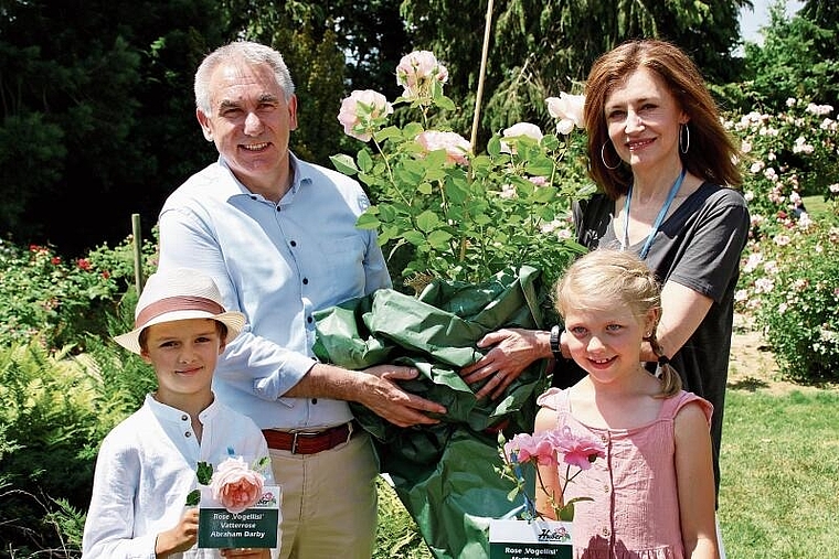 Eine Rose fürs Freilichttheater: Die Taufpaten Alex Hürzeler und Sina mit den Rosenkindern Nils und Lisa und der Rose «Vogellisi». Foto: Julia Sahli