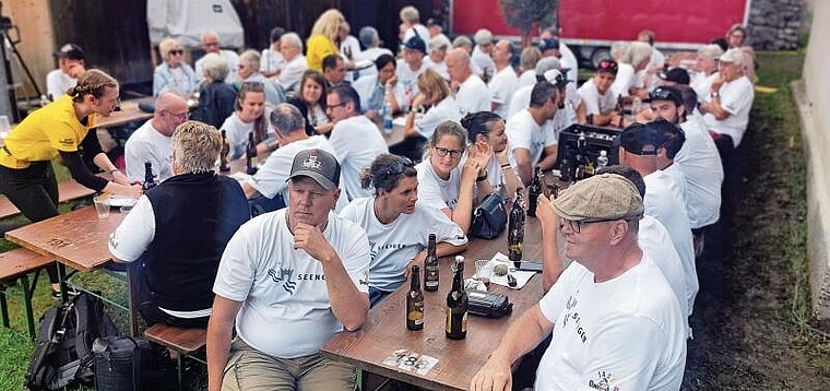 Haben sie heute mehr Grund zum Jubeln? Seenger «Donnschtig-Jass»-Fans bei der Sendung in Unterschächen, wo Seengen gegen Meisterschwanden verloren hatte.Foto: Fritz Thut