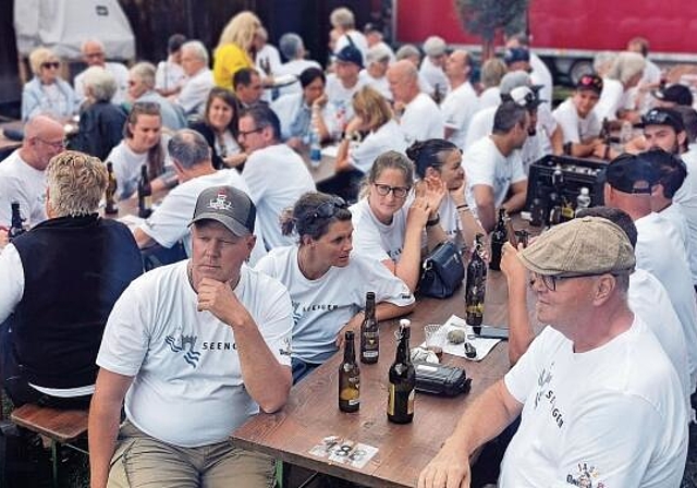 Haben sie heute mehr Grund zum Jubeln? Seenger «Donnschtig-Jass»-Fans bei der Sendung in Unterschächen, wo Seengen gegen Meisterschwanden verloren hatte.Foto: Fritz Thut