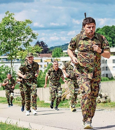 Mit vollem Gepäck und Sturmgewehr absolvieren die Teilnehmenden die Strecke.Foto: rsc