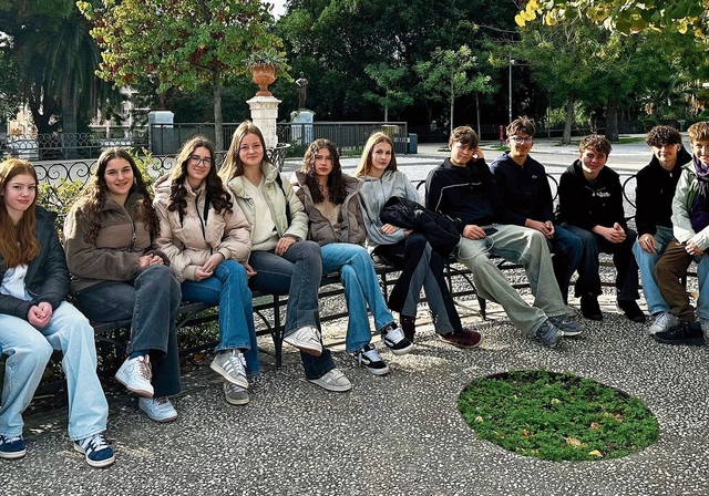 Die 13 Jugendlichen der Kreisschule Chestenberg im Zentrum von Catania.Foto: zvg