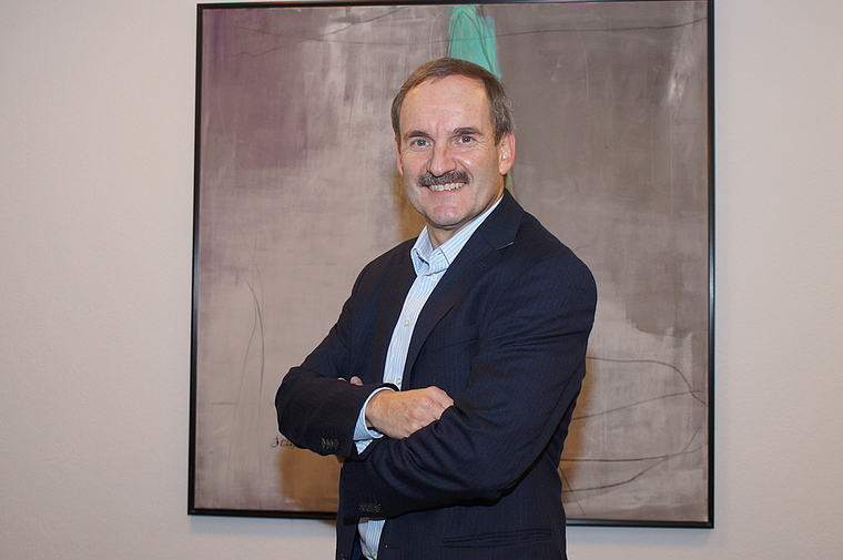 Ist mit der Zusammenarbeit der beiden Seniorenzentren in Villmergen und Dottikon äusserst zufrieden: Mike Lauper, der Dintiker Präsident des Altersheimvereins Villmergen/Dintikon. Foto: Ruedi Burkart