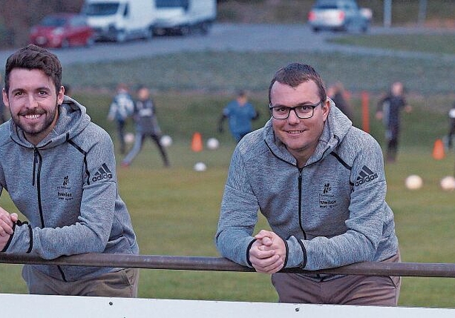 Schauen positiv in die nähere Zukunft des FC Sarmenstorf: Medienchef und Fanionspieler Kusi Wyss und Sportchef und Vizepräsident Fabian Baumli. Foto: Ruedi Burkart