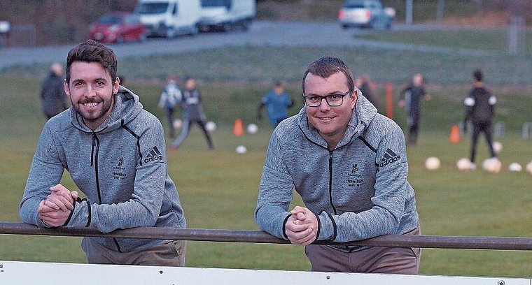 Schauen positiv in die nähere Zukunft des FC Sarmenstorf: Medienchef und Fanionspieler Kusi Wyss und Sportchef und Vizepräsident Fabian Baumli. Foto: Ruedi Burkart