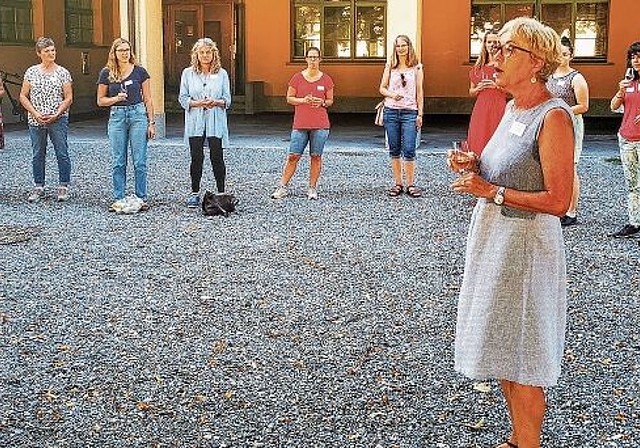 Begrüsste die neuen Lenzburger Lehrpersonen: Schulpflegepräsidentin Susanne Buri beim Schulhaus Bleicherain. Foto: Fritz Thut