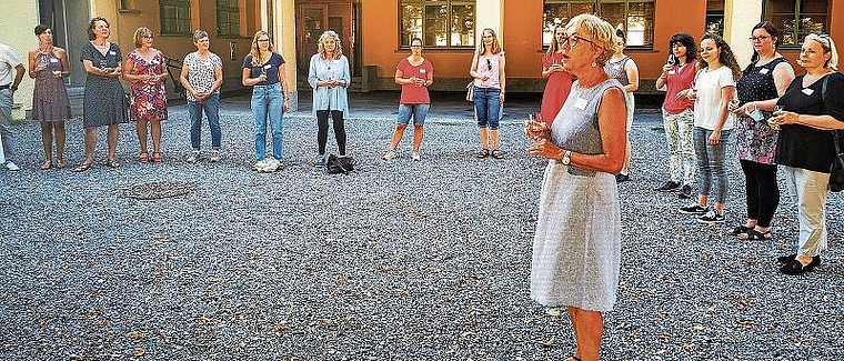 Begrüsste die neuen Lenzburger Lehrpersonen: Schulpflegepräsidentin Susanne Buri beim Schulhaus Bleicherain. Foto: Fritz Thut