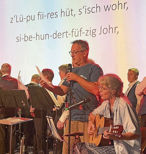 Premiere: Jochen Roth und Komponistin Susanne von Allmen mit dem Jubiläumslied.