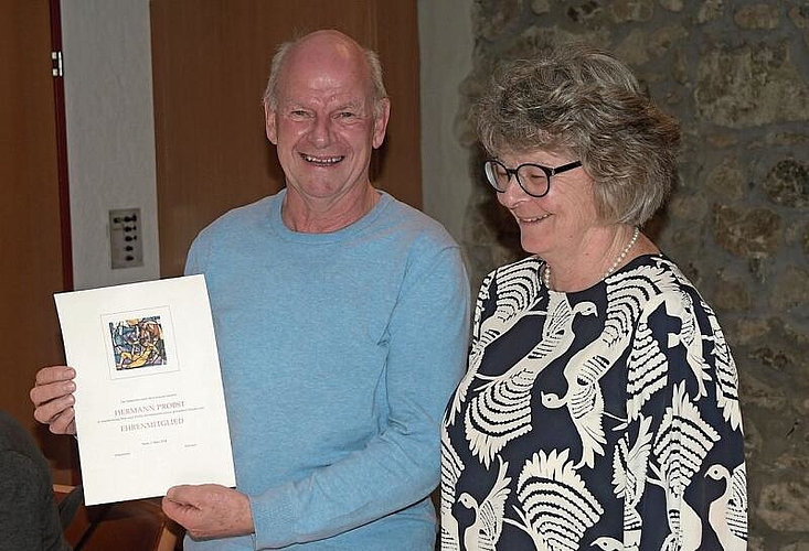 Die beiden scheidenden Co-Präsidenten Hermann Probst und Ursula Eichenberger. Hermann Probst erhält eine Urkunde als Ehrenmitglied.Foto: Andreas Walker