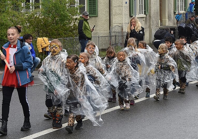 <em>Im Regenschutz unterwegs:</em> Die Kindergarten-Kinder am Jugendfest-Umzug waren passend zum regnerischen Maiwetter gekleidet. Fotos: Andreas Walker
