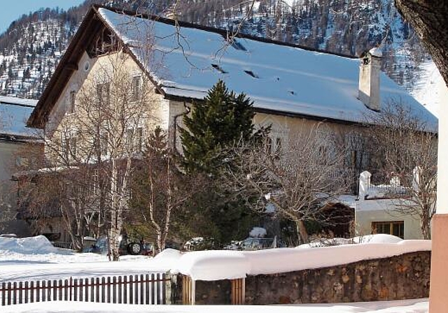 Wunderschön gelegen: Das Ferienhaus der Stadt Lenzburg in der Oberengadiner Zentrumsgemeinde Samedan im Winter. Archivfoto: Fritz Thut
