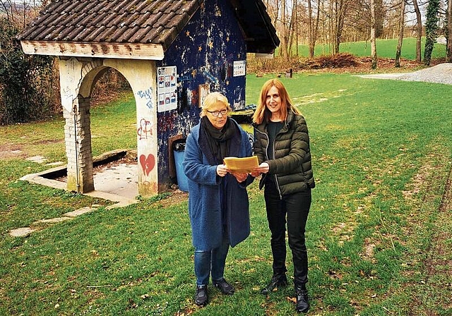 «Badi würde das besondere Flair verlieren»: Andrea Fischer und Jacqueline Ernst, die Referendumsinitiantinnen gegen die Gemeindevorlage für den Ausbau der Brestenberg-Badi, auf dem Badiareal. Foto: Fritz Thut