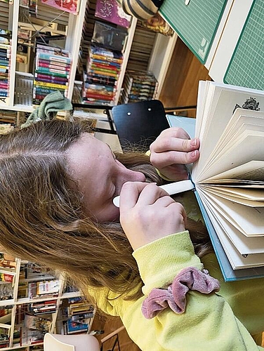 Handarbeit: Bücher selber katalogisieren und einbinden.Foto: zvg