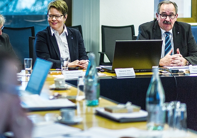 Zeigten sich zufrieden: CEO Marianne Wildi und Verwaltungsratspräsident Gerhard Hanhart orientierten am Hauptsitz der Hypothekarbank Lenzburg Medienvertreter über den Jahresabschluss 2016. Foto: Chris Iseli