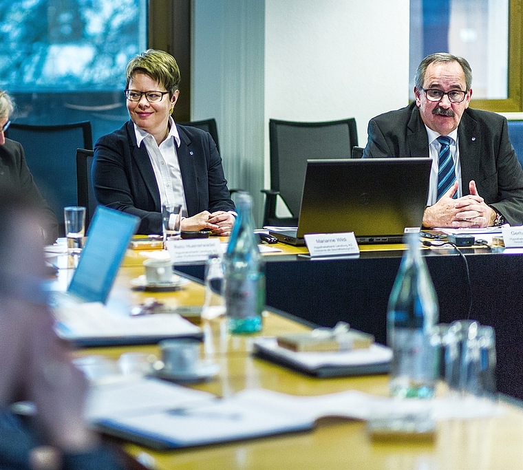 Zeigten sich zufrieden: CEO Marianne Wildi und Verwaltungsratspräsident Gerhard Hanhart orientierten am Hauptsitz der Hypothekarbank Lenzburg Medienvertreter über den Jahresabschluss 2016. Foto: Chris Iseli