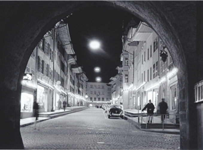 Am 1. Fotofestival Lenzburg zu sehen: Blick in die Rathausgasse von Armin Nussbaum (1919–2009). Foto: zvg