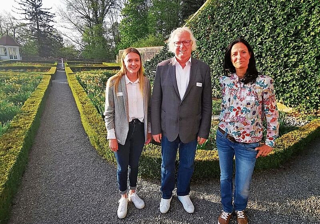 Seetaltourismus-Präsident als Hahn im Korb: René Bossard wird im Heidegg-Rosengarten flankiert von der neuen Geschäftsführerin Vera Büchel und dem demissionierenden Vorstandsmitglied Diana Fry. Foto: Fritz Thut