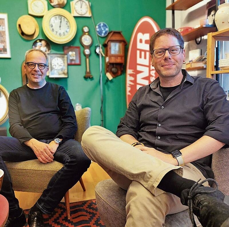 Sprechstunde jeweils am zweiten Montag im Monat: Rafael Enzler und Roman Schurter vom «Zukunftsbureau Lenzburg» im Kramer-Brocki am Sandweg. Foto: Fritz Thut