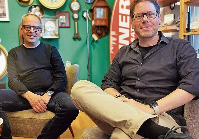 Sprechstunde jeweils am zweiten Montag im Monat: Rafael Enzler und Roman Schurter vom «Zukunftsbureau Lenzburg» im Kramer-Brocki am Sandweg. Foto: Fritz Thut