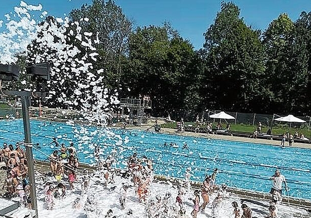 Beliebte Schaumpartys: Dieses Jahr war die Schaumkanone im Schwimmbad Walkematt fast unermüdlich im Einsatz. Foto: zvg
