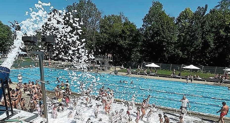 Beliebte Schaumpartys: Dieses Jahr war die Schaumkanone im Schwimmbad Walkematt fast unermüdlich im Einsatz. Foto: zvg
