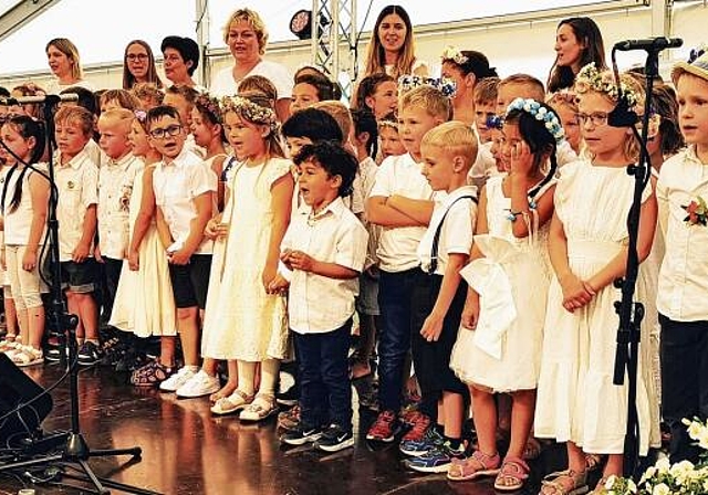 Auftritt der Kleinen: Darbietungen der Schüler im grossen Festzelt. Foto: Fritz Thut