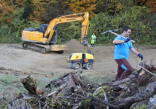 Naturschutzzone «Buech-Steiacher»: Zivildienstleute und Bagger an der Arbeit. Foto: AG