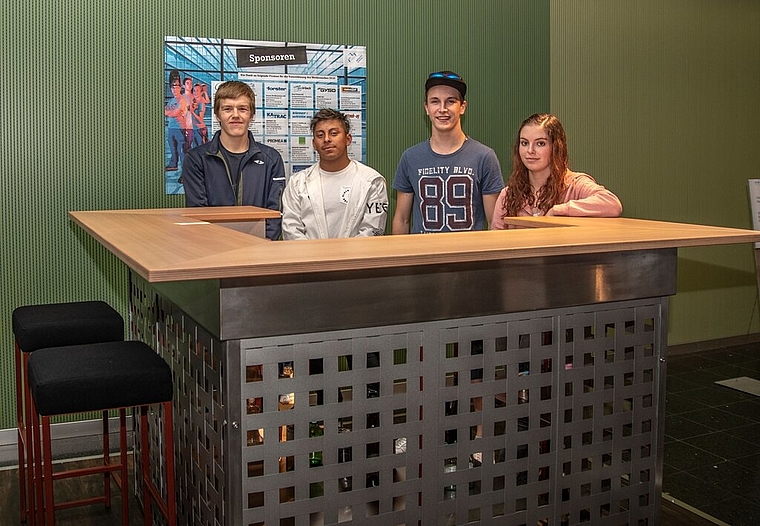 <em>Das Siegerprojekt und die Hauptgewinner:</em> Raphael Lauener und seine Bar-Theke «Flechtino», daneben die zweitplatzierten Alessandro Gisella und Mike Rauber sowie die drittplatzierte Andrea Senn. Foto: Peter Winkelmann