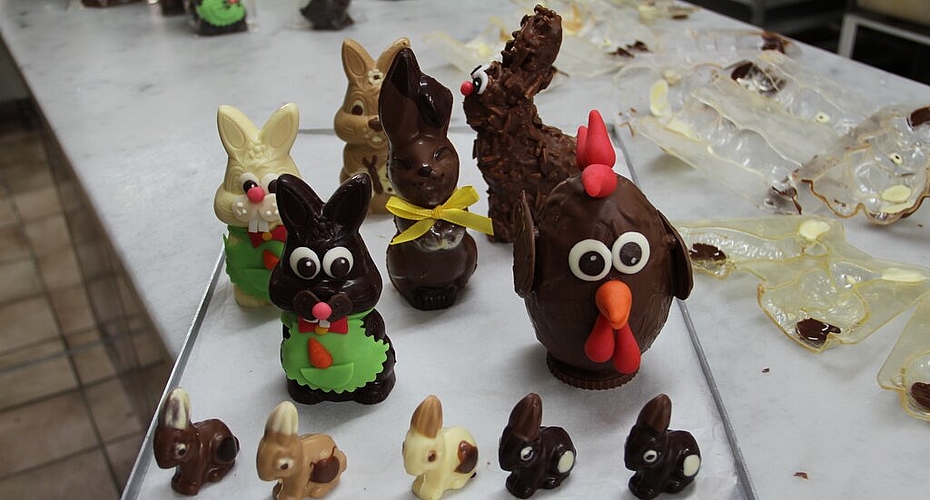 <em>Bunt verziert mit Marzipan oder Zuckermasse:</em> Aus 40 Formen entstehen kleine und grosse Gaumenfreuden aus Schoggi.