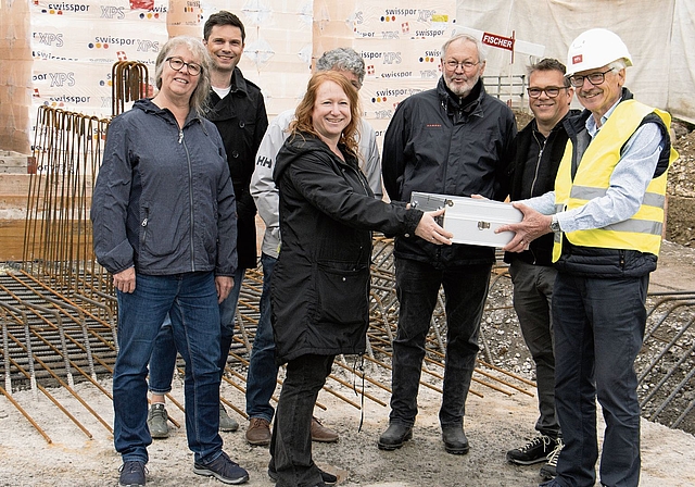 Symbolischer Grundstein gelegt: Gabi Lauper, «w55plus»; Cordian Herrigel, Architheke AG; Sonja Eshak, WGL; Willi Rusterholz, Grundeigentümer; Fredi Kölliker, «w55plus»; André Meier, Bauherrenvertreter; und Charly Suter, WGL-Präsident (von lin