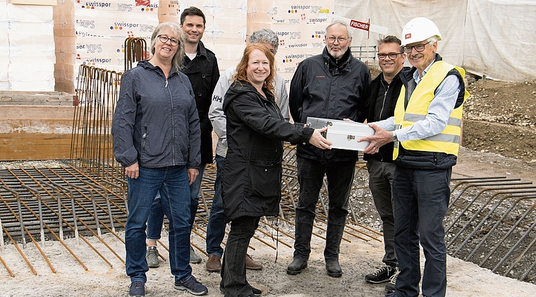 Symbolischer Grundstein gelegt: Gabi Lauper, «w55plus»; Cordian Herrigel, Architheke AG; Sonja Eshak, WGL; Willi Rusterholz, Grundeigentümer; Fredi Kölliker, «w55plus»; André Meier, Bauherrenvertreter; und Charly Suter, WGL-Präsident (von lin