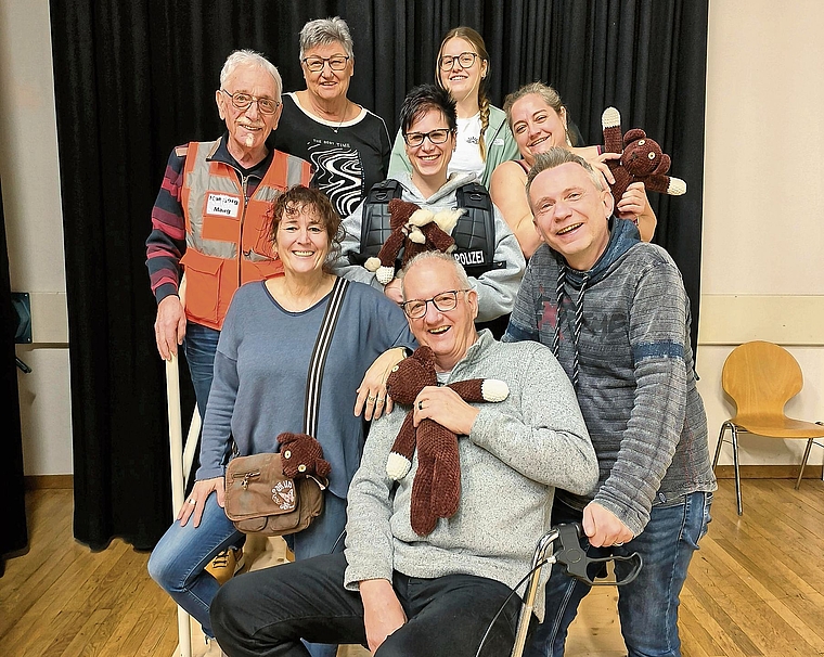 Finden sie Mr. Bien? Liliane Dössegger, Luana Basler, Ueli Lüscher, Bianca Christen, Seraina Sprenger, Mirjam Urech, Kurt Häsler und Guido Limacher.Foto: zvg