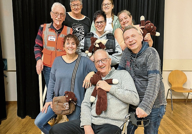 Finden sie Mr. Bien? Liliane Dössegger, Luana Basler, Ueli Lüscher, Bianca Christen, Seraina Sprenger, Mirjam Urech, Kurt Häsler und Guido Limacher.Foto: zvg