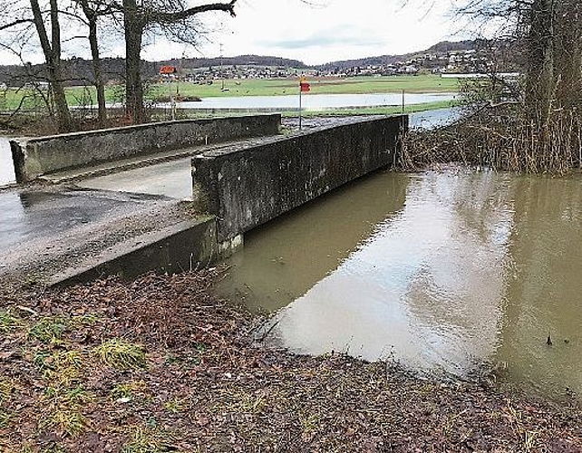 Hoher Pegel: Aabachbrücke bei Hallwil. Foto: Andreas Walker