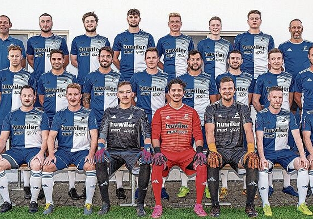 FC Sarmenstorf, Saison 2021/2022. Hinten (von links): Tobias Furrer (Präsident), Samuel Furrer, Rouven Spaar, Fabio Huber, Fabian Stutz, Raphael Buchmann, Maurice Merkli, Schibi Roth (Co-Trainer); Mitte (von links): René Saxer (Sportchef), Michael 