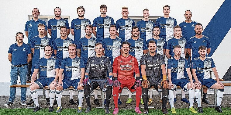 FC Sarmenstorf, Saison 2021/2022. Hinten (von links): Tobias Furrer (Präsident), Samuel Furrer, Rouven Spaar, Fabio Huber, Fabian Stutz, Raphael Buchmann, Maurice Merkli, Schibi Roth (Co-Trainer); Mitte (von links): René Saxer (Sportchef), Michael 