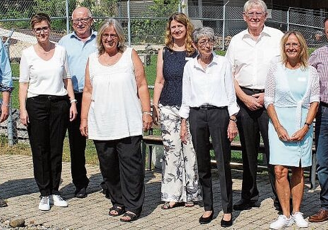 Zufrieden mit dem Werk: Stiftungsrat, Baukommission und Leitung der Stiftung Dankensberg bei der Einweihung. Foto: Alexander Studer
