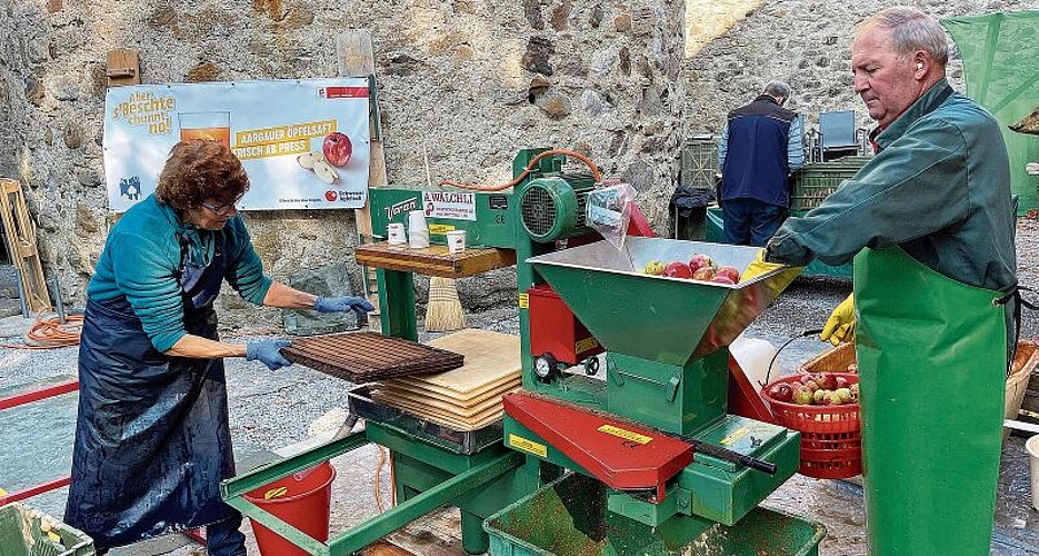Abpressen und vorher Äpfel fein häckseln: An den Mosttagen im Schloss Hallwyl wurde frisches Obst zu Most verarbeitet. Foto: Andreas Walker
