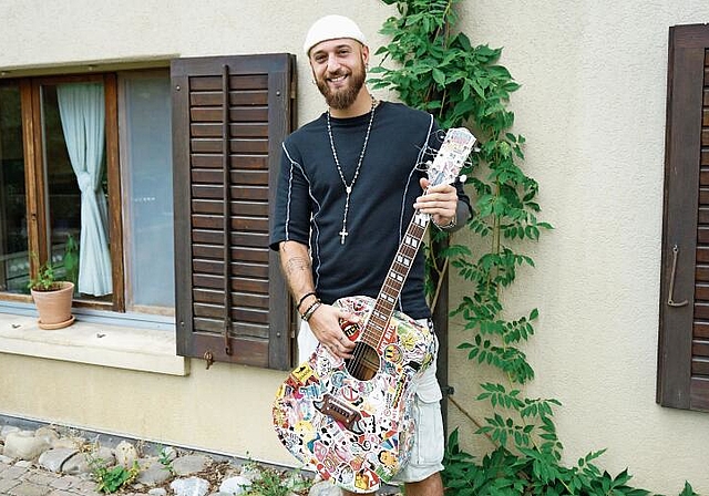 Singt am liebsten gefühlvolle Balladen: Musiker Umberto Gentile aus Staufen. Foto: Romi Schmid
