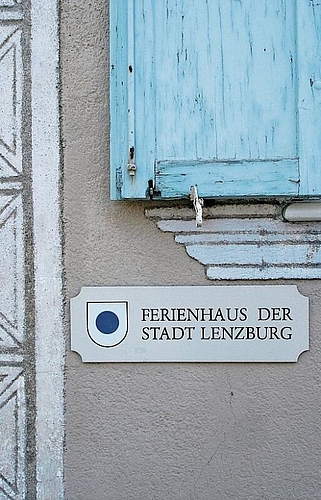 Lenzburger Präsenz: Schild am Ferienhaus in Samedan. Archivfoto: Fritz Thut