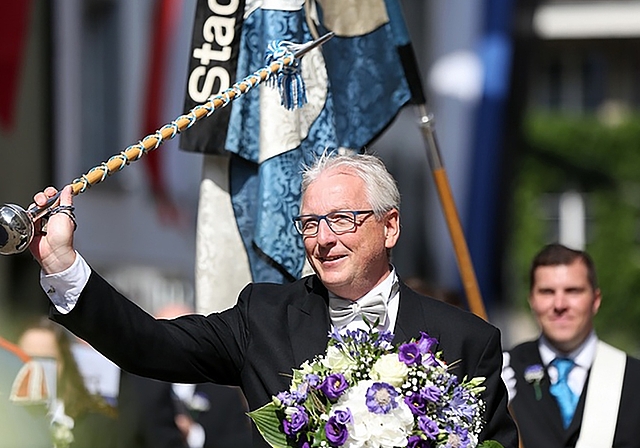 Künftig nicht mehr zu sehen: Stadtmusik-Dirigent Hans Peter Brunner führt den Jugendfest-Umzug an. Foto: zvg