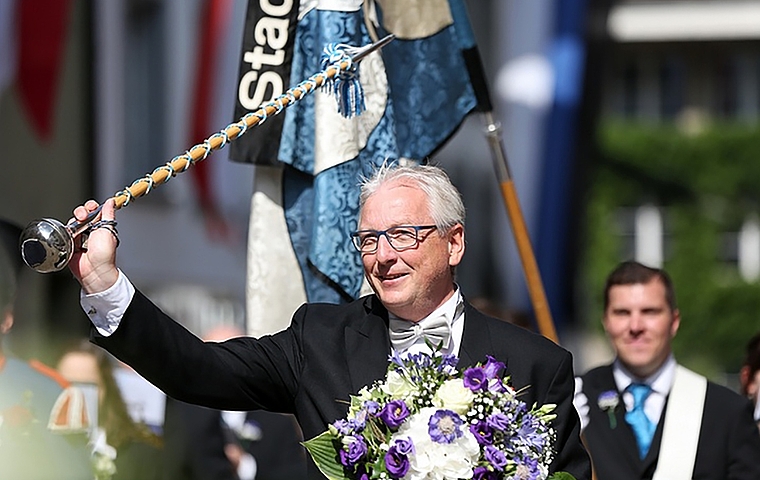 Künftig nicht mehr zu sehen: Stadtmusik-Dirigent Hans Peter Brunner führt den Jugendfest-Umzug an. Foto: zvg