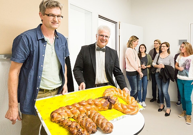 Symbolischer Schlüssel für das neue, grüne Schulhaus: Schulpflegepräsident Andreas Kilchenmann und Gemeindeammann Jürg Link bei der Einweihungsfeier. Foto: Chris Iseli
