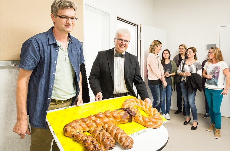 Symbolischer Schlüssel für das neue, grüne Schulhaus: Schulpflegepräsident Andreas Kilchenmann und Gemeindeammann Jürg Link bei der Einweihungsfeier. Foto: Chris Iseli