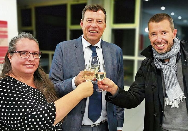 Anstossen auf 100 Jahre Historische Vereinigung Seetal und Umgebung: Angela Dettling vom Museum Aargau, Vereinspräsident Daniel Humbel und Georg Matter, Abteilungsleiter Kultur beim Kanton Aargau. Foto: Fritz Thut