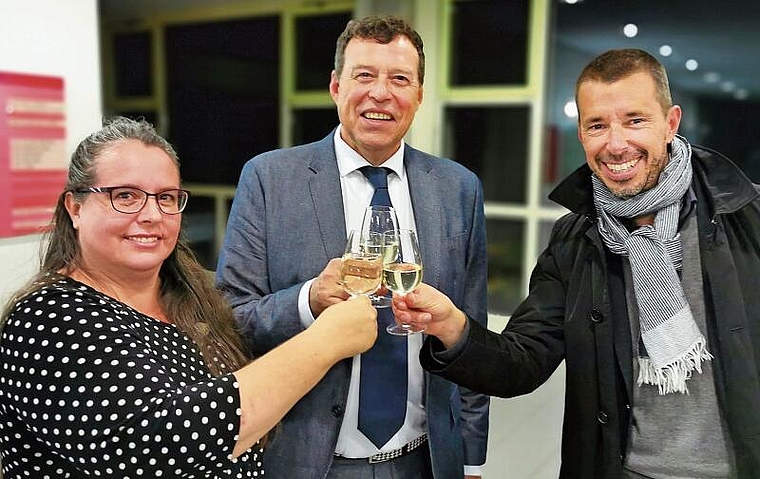 Anstossen auf 100 Jahre Historische Vereinigung Seetal und Umgebung: Angela Dettling vom Museum Aargau, Vereinspräsident Daniel Humbel und Georg Matter, Abteilungsleiter Kultur beim Kanton Aargau. Foto: Fritz Thut