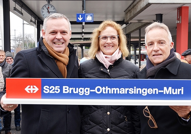 Für den Gemeindeammann gab es von Simone Rangosch (Mitte) und Michel Berchtold (links) eine Erinnerungstafel zur Eröffnung der neuen Linie S 25. Foto: PWi