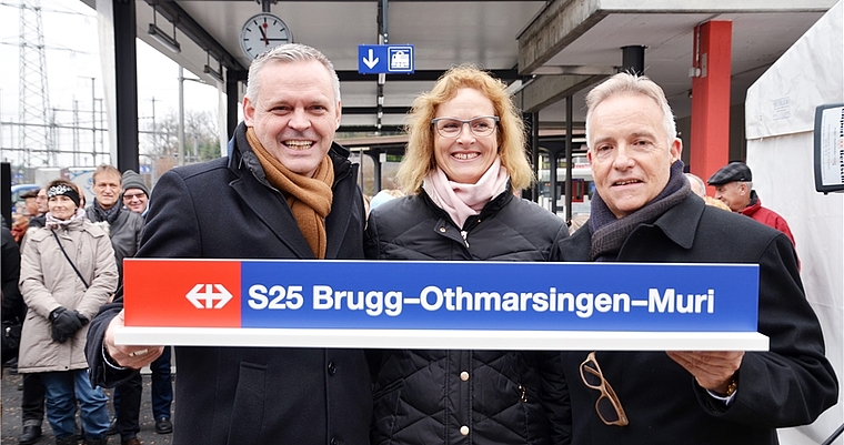 Für den Gemeindeammann gab es von Simone Rangosch (Mitte) und Michel Berchtold (links) eine Erinnerungstafel zur Eröffnung der neuen Linie S 25. Foto: PWi