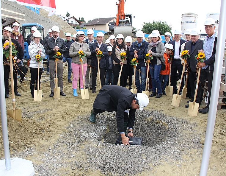 Feierlicher Moment: Bauherr Dominik Gubler versenkt den Grundstein.Foto: AG